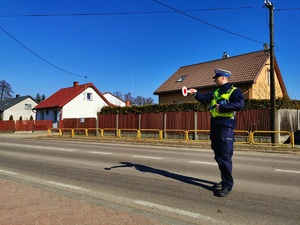 policjant wskazuje kierunek jazdy