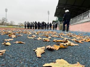 policjanci podczas szkolenie Nieetatowego Pododdziału Prewencji Policji na Stadionie Miejskim w Łomży.