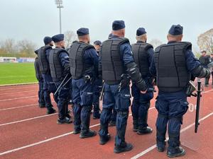 policjanci podczas szkolenie Nieetatowego Pododdziału Prewencji Policji na Stadionie Miejskim w Łomży.