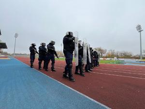 policjanci podczas szkolenie Nieetatowego Pododdziału Prewencji Policji na Stadionie Miejskim w Łomży.