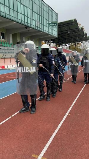 policjanci podczas szkolenie Nieetatowego Pododdziału Prewencji Policji na Stadionie Miejskim w Łomży.