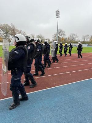 policjanci podczas szkolenie Nieetatowego Pododdziału Prewencji Policji na Stadionie Miejskim w Łomży.