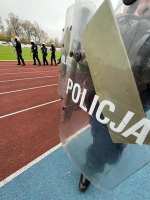 policjanci podczas szkolenie Nieetatowego Pododdziału Prewencji Policji na Stadionie Miejskim w Łomży.