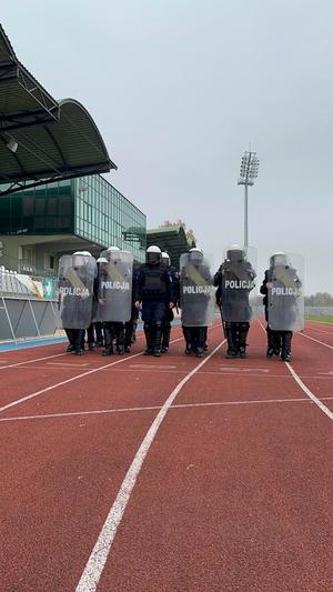 policjanci podczas szkolenie Nieetatowego Pododdziału Prewencji Policji na Stadionie Miejskim w Łomży.