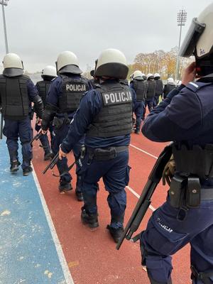 policjanci podczas szkolenie Nieetatowego Pododdziału Prewencji Policji na Stadionie Miejskim w Łomży.