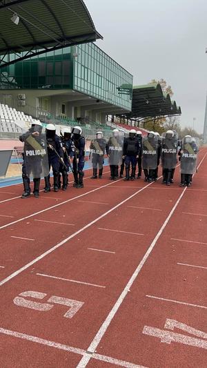 policjanci podczas szkolenie Nieetatowego Pododdziału Prewencji Policji na Stadionie Miejskim w Łomży.