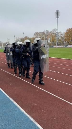 policjanci podczas szkolenie Nieetatowego Pododdziału Prewencji Policji na Stadionie Miejskim w Łomży.