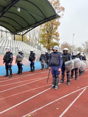 policjanci podczas szkolenie Nieetatowego Pododdziału Prewencji Policji na Stadionie Miejskim w Łomży.