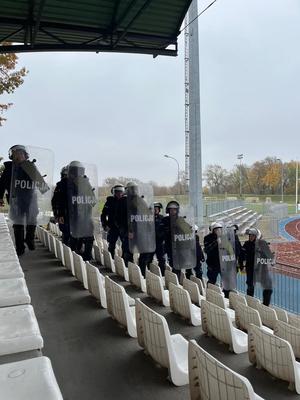 policjanci podczas szkolenie Nieetatowego Pododdziału Prewencji Policji na Stadionie Miejskim w Łomży.