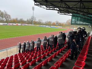 policjanci podczas szkolenie Nieetatowego Pododdziału Prewencji Policji na Stadionie Miejskim w Łomży.