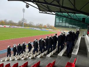 policjanci podczas szkolenie Nieetatowego Pododdziału Prewencji Policji na Stadionie Miejskim w Łomży.