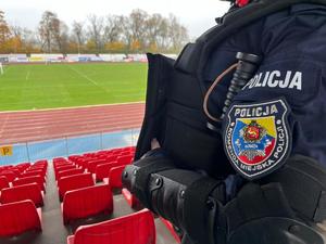 policjanci podczas szkolenie Nieetatowego Pododdziału Prewencji Policji na Stadionie Miejskim w Łomży.