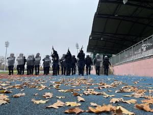 policjanci podczas szkolenie Nieetatowego Pododdziału Prewencji Policji na Stadionie Miejskim w Łomży.