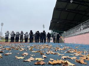 policjanci podczas szkolenie Nieetatowego Pododdziału Prewencji Policji na Stadionie Miejskim w Łomży.