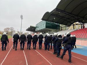 policjanci podczas szkolenie Nieetatowego Pododdziału Prewencji Policji na Stadionie Miejskim w Łomży.