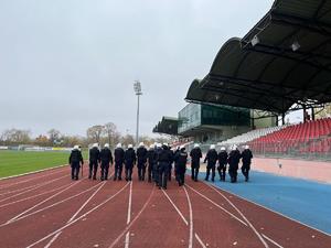 policjanci podczas szkolenie Nieetatowego Pododdziału Prewencji Policji na Stadionie Miejskim w Łomży.