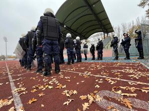 policjanci podczas szkolenie Nieetatowego Pododdziału Prewencji Policji na Stadionie Miejskim w Łomży.