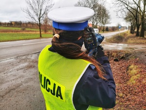 Policjantka mierzy prędkość