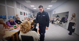 policjanci na spotkaniu u seniorów