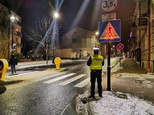 policjant przy przejściu dla pieszych