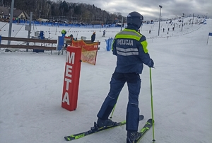 policjant na nartach na stoku