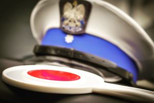 czapka policjanta ruchu drogowego i lizak