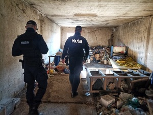 policjanci sprawdzają pustostan