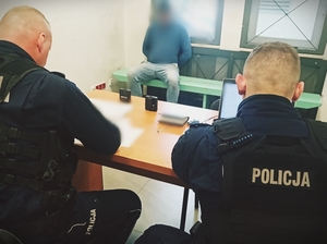 policjanci słuchają zatrzymanego