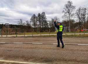 policjant zatrzymujący do kontroli