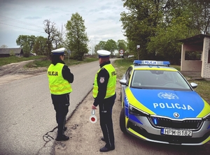 policjanci podczas kontroli