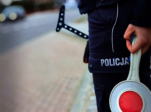 policjant z lizakiem drogowym