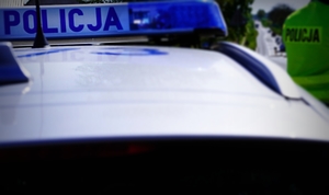 policjant podczas kontroli drogowej