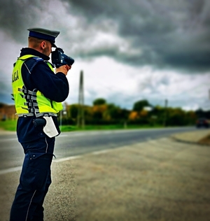 policjant mierzy prędkość