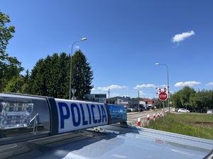 RADIOWÓZ NA TLE TORÓW KOLEJOWYCH