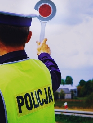 Policjant z lizakiem drogowym