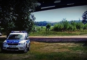 radiowóz stojący pod mostem