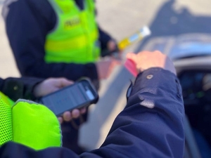 policjanci przy kontroli drogowej