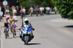 rajd rowerowy z udziałem policjantów