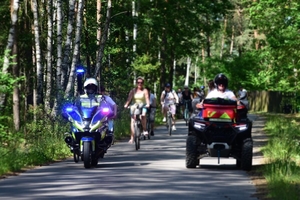 rajd rowerowy z udziałem policjantów