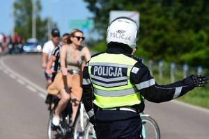 rajd rowerowy z udziałem policjantów