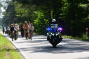 rajd rowerowy z udziałem policjantów