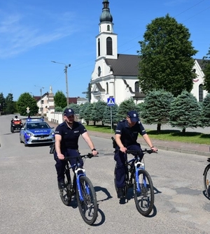 rajd rowerowy z udziałem policjantów