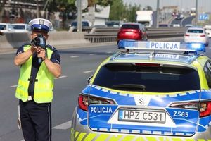policjant ruchu drogowego kontroluje prędkość
