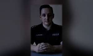 policjant w ciemni