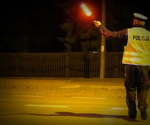 policjant nocą zatrzymuje auto