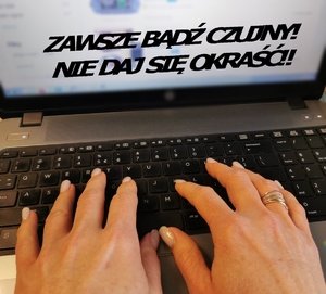 dłonie na klawiaturze laptopa