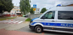 policjanci sprawdzają infrastrukturę przy szkole