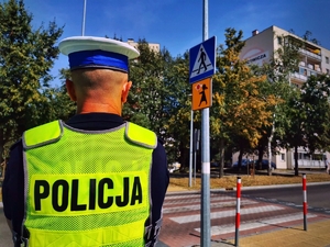 policjanci sprawdzają infrastrukturę przy szkole