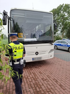 policjanci kontrolują kierowcę oraz autobus szkolny.