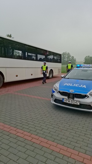 policjanci kontrolują kierowcę oraz autobus szkolny.